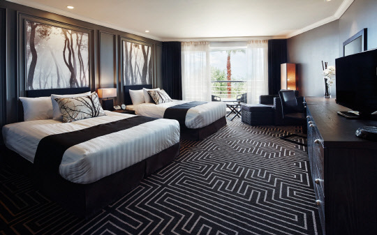 국내 특1급 호텔 최초로 럭셔리 올인클루시브형 호텔로 운영하는 켄싱턴 제주 호텔이 럭셔리 카 브랜드 재규어와 함께 로맨틱 드라이빙 패키지를 오는 9월 3일까지 운영한다고 밝혔다. 여행의 추억을 담을 수 있도록 소니 하이엔드 카메라 RX100 V도 대여해준다. 6월 6일까지 투숙할 경우 1박 당 10% 할인 혜택과 아침 또는 점심 2인이 제공된다. 마운틴뷰 디럭스룸에서 편안한 휴식을 즐기며 재규어의 플래그십 럭셔리 세단 XJ를 경험할 수 있다. 켄싱턴 제주 호텔 제공